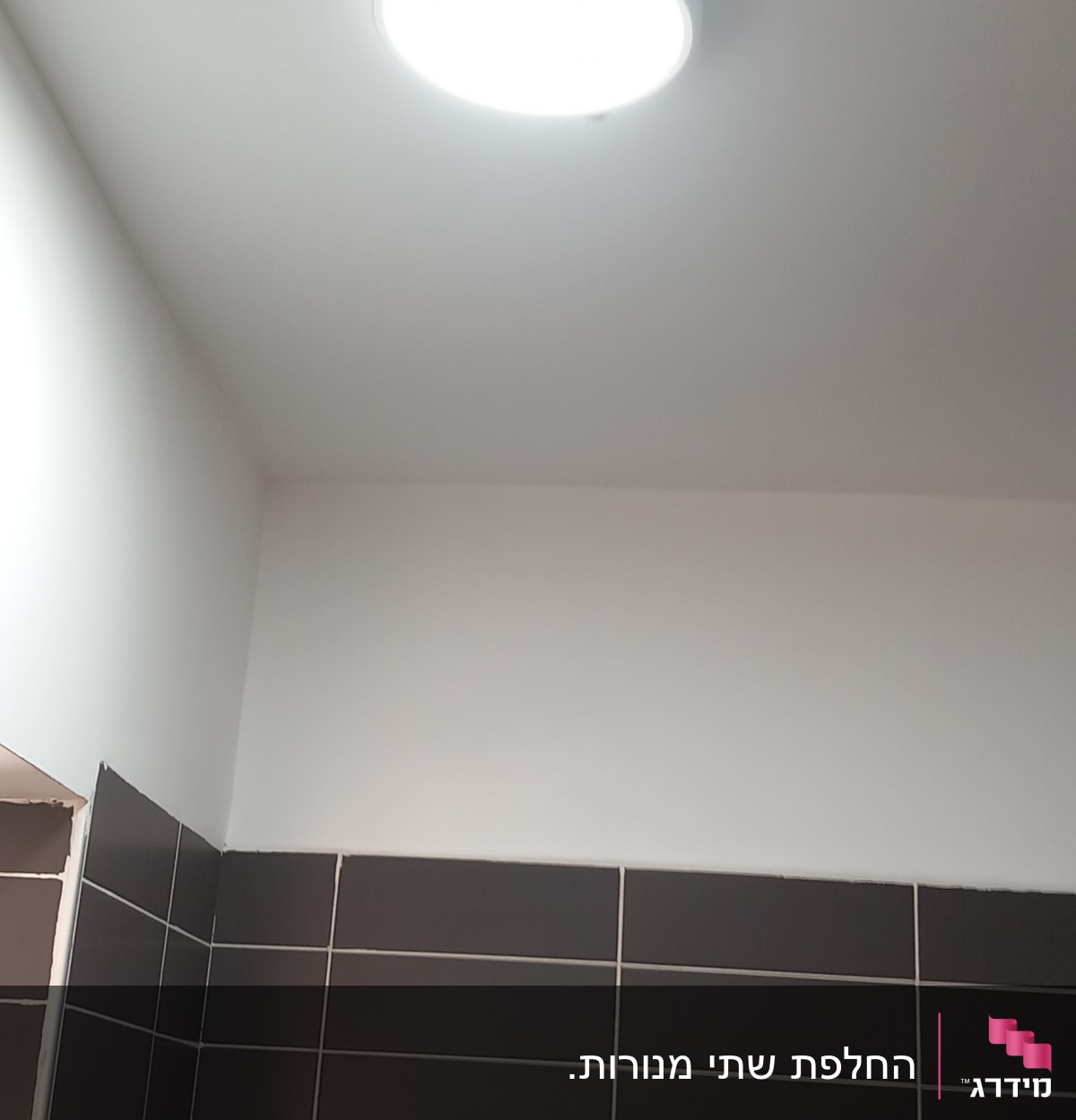 תאורה עגולה מותקנת בתקרה לבנה